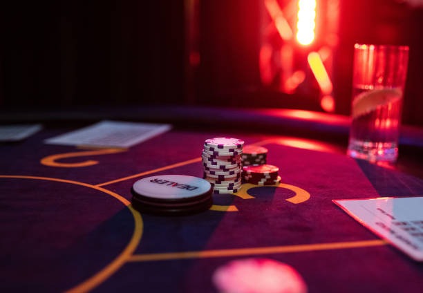 Live dealer presenting Colok Macau results